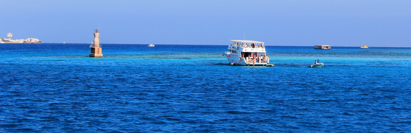 Wassersport und Ausflüge auf dem Meer