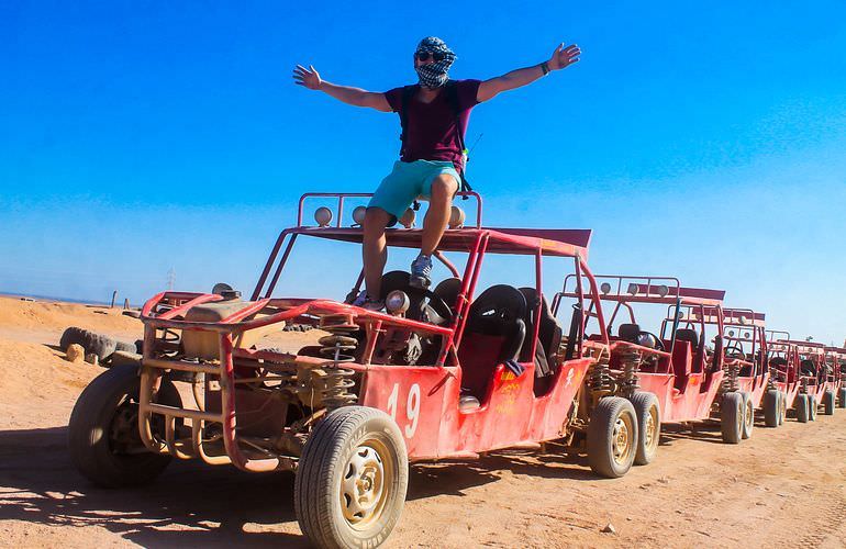 Kombi-Wüstentour in Makadi Bay: Quad, Jeep, Buggy und Kamelreiten