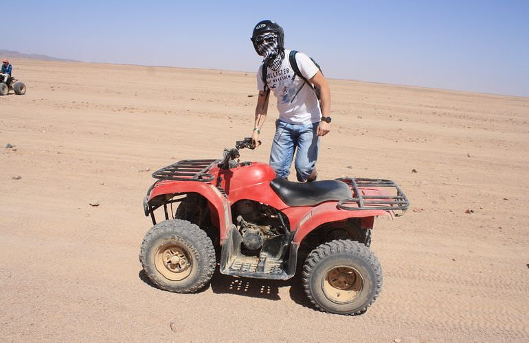 Kombi-Wüstentour in Makadi Bay: Quad, Jeep, Buggy und Kamelreiten