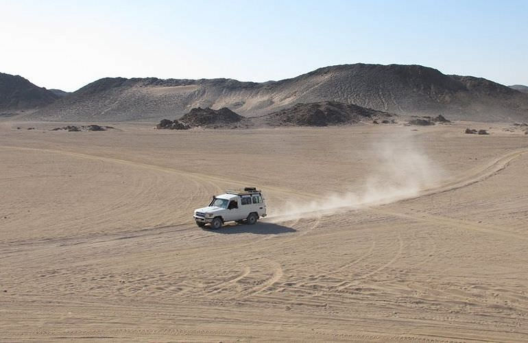 Kombi-Wüstentour in Makadi Bay: Quad, Jeep, Buggy und Kamelreiten