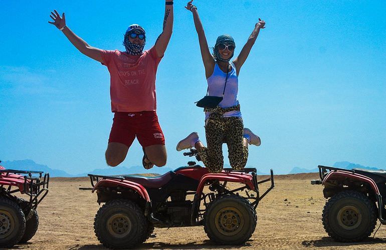 Kombi-Wüstentour in Makadi Bay: Quad, Jeep, Buggy und Kamelreiten