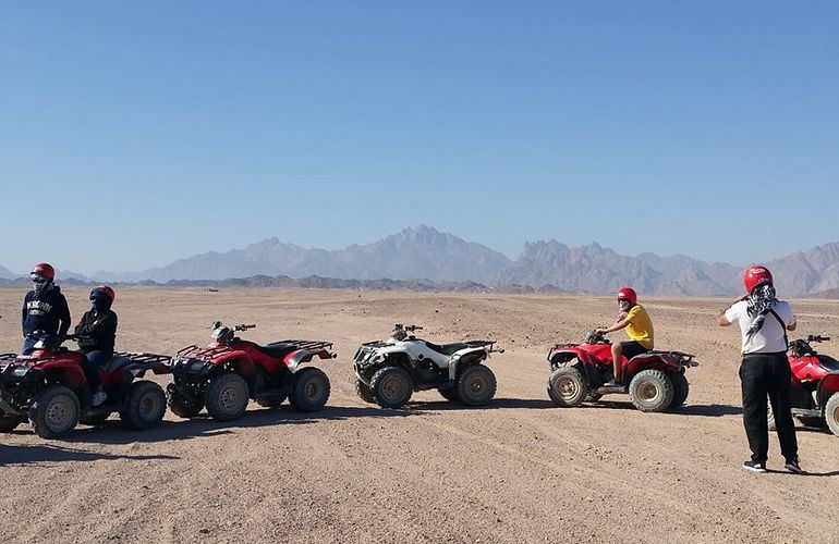 Quad Safari am Morgen durch die Wüste von Makadi Bay mit Kamelreiten