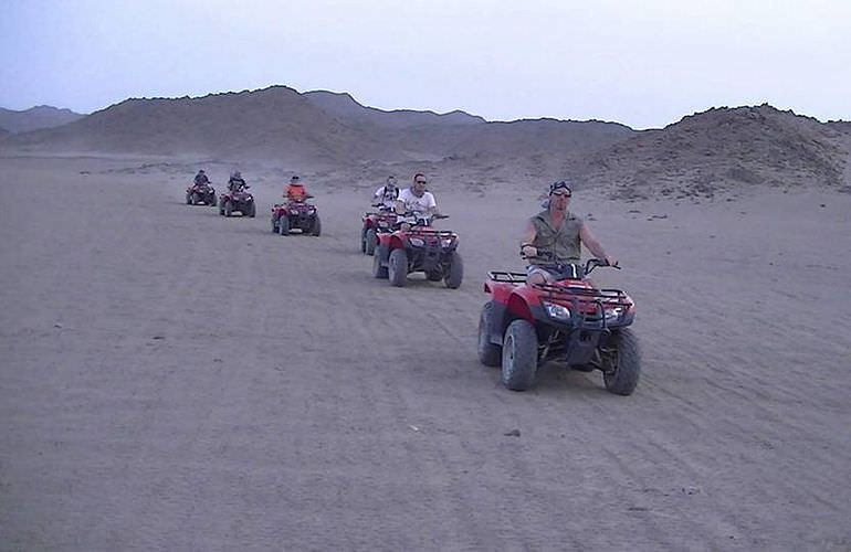 Quad Safari am Morgen durch die Wüste von Makadi Bay mit Kamelreiten